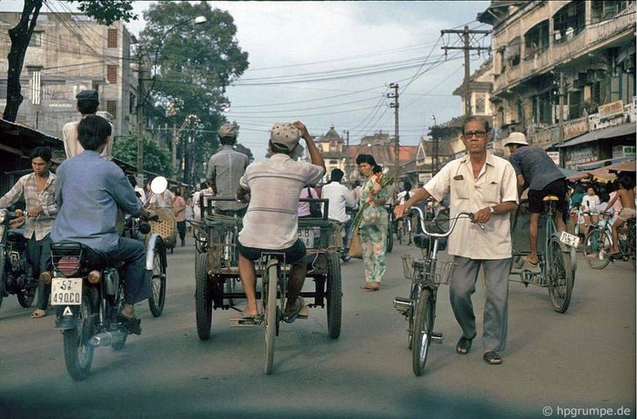Xe đạp và xích lô vẫn hiện diện nhiều trên đường phố Sài Gòn những năm 1991.